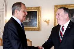  Держсекретар США Майк Помпео тисне руку міністру закордонних справ Росії Сергію Лаврову, Гельсінкі, Фінліндія, липень 2018 року 