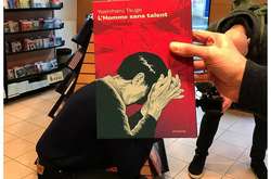 Book Face: сотрудники магазина сделали креативные снимки с обложками книг