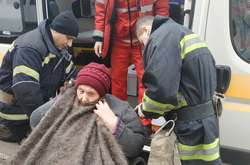 У Вінниці медики «швидкої» не змогли самотужки винести з квартири літню жінку