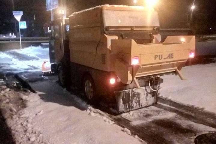 Дорожники звітують, як оперативно вийшли на розчищення Києва від снігу (фото)