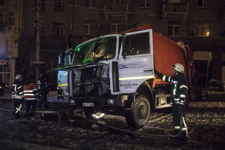 Вночі у центрі Києва горів сміттєвоз (фото, відео)