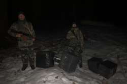 На кордоні з Румунією контрабандисти кинули велику партію цигарок