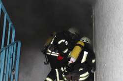 Вогнеборці винесли немовля із палаючої квартири