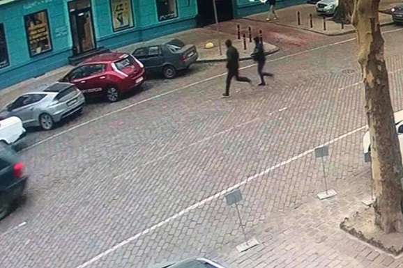 Двоє чоловіків скоїли розбійний напад на чоловіка в Одесі&nbsp; - Грабіжники в Одесі заховалися у поліції, тікаючи з місця злочину