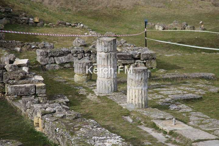 В окупованій Керчі обвалилися колони античного міста Пантікапей