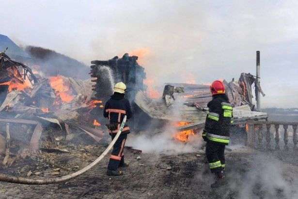 В Івано-Франківській області горить будівля монастиря Єдиної церкви