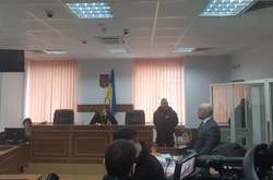 Мангер також виступив у суді і попросив надати йому можливість переглянути допити свідків