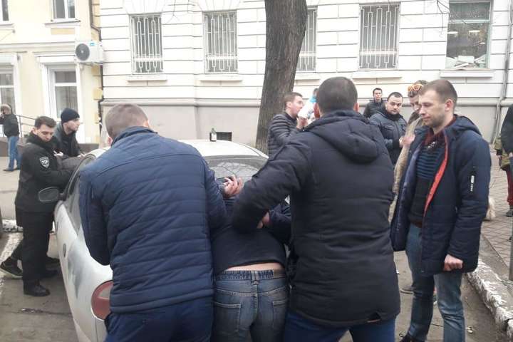 Одеські правоохоронці затримали двох чоловіків, які скоїли розбійний напад на підприємця