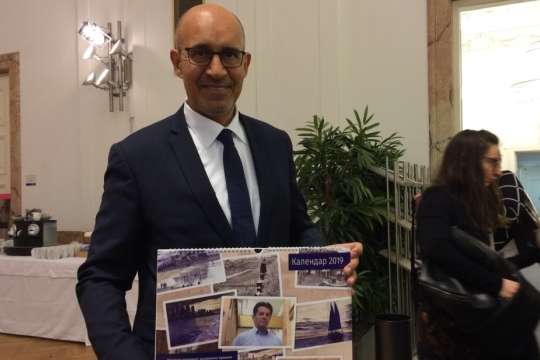  Представнику ОБСЄ подарували календар з малюнками Сущенка