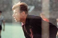 Лев Яшин перемагає за підсумками всеможливих опитувань на визначення найкращого воротаря