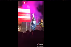 Горячий и невозмутимый: в США гитарист загорелся прямо на сцене (видео)