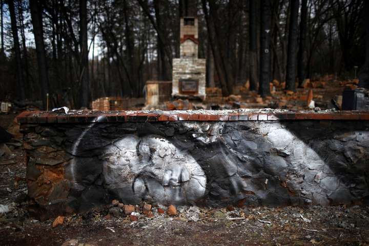 Повсталі з попелу: емоційні графіті в місті Парадайз, яке постраждало від лісових пожеж