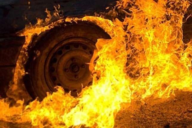 На території лікарні в Києві згорів автомобіль