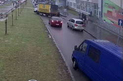 Вінницькі школярі малювали графіті на будинку, а машина знову пошкодила газон на Космонавтів