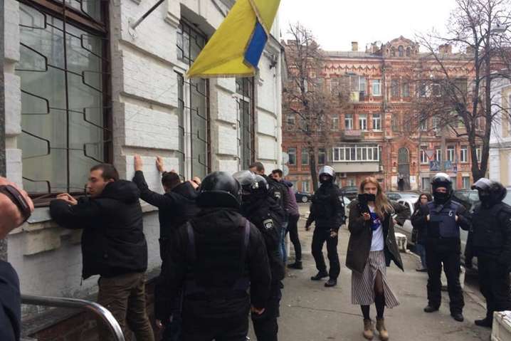 Поліція оголосила підозру чотирьом активістам за штурм відділку у Києві