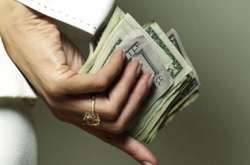  Гроші посадовець отримала на робочому місці 