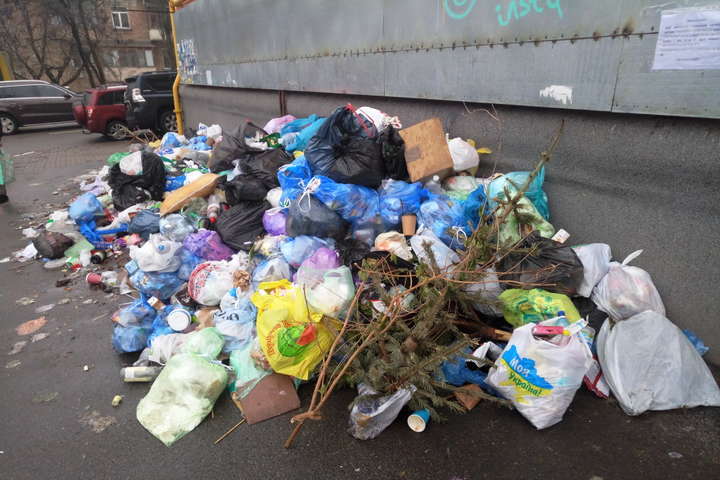 У центрі Києва з’явилося стихійне сміттєзвалище (фото)