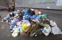 У центрі Києва з’явилося стихійне сміттєзвалище (фото)