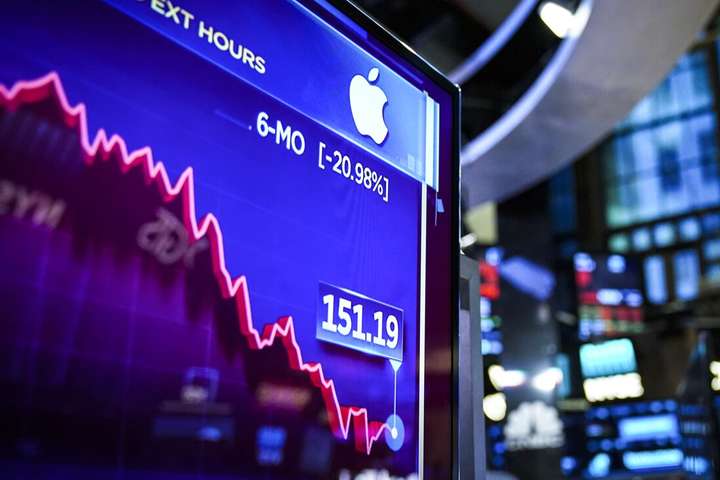 Бывшего топ-менеджера Apple обвинили в инсайдерской торговле, с которой он «боролся»