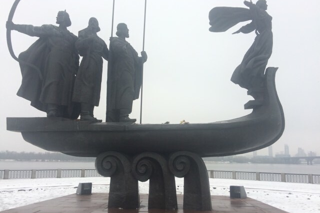 Вандали спаплюжили пам’ятник засновникам Києва (фото)