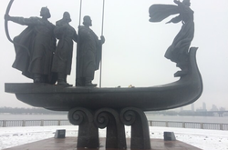 Вандали спаплюжили пам’ятник засновникам Києва (фото)