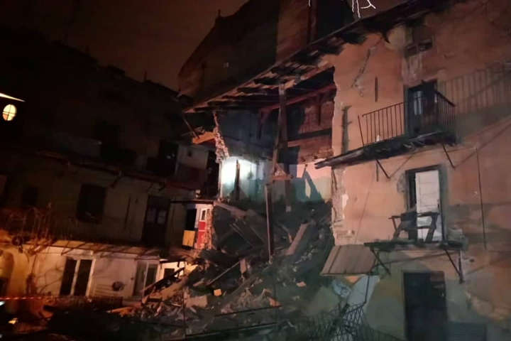 У Львові рухнула стіна триповерхового будинку