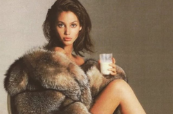 50-летняя супермодель Кристи Тарлингтон вернулась на подиум: фото красотки   