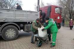 На Привокзальній площі встановили 25 квіткових ваз