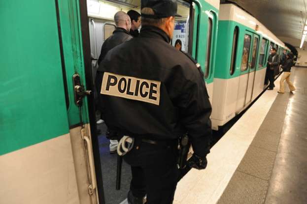 У Парижі біля метро чоловіка облили кислотою 
