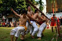 Жестокие соревнования для настоящих мужчин. Как во Вьетнаме играют в регби деревянным мячом