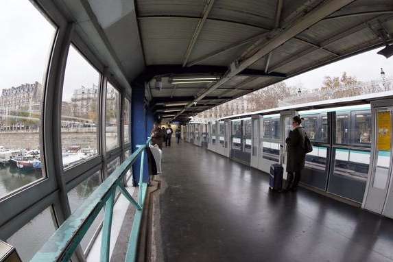 Пассажиру метро в Париже плеснули в лицо кислотой