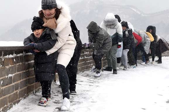Снігопад перетворив пішохідні доріжки на стіні на крижану гірку - Велика Китайська стіна перетворилась на «ковзанку»