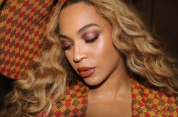 Бейонсе в ярком образе появилась на открытии выставки в Беверли-Хиллз (фото)