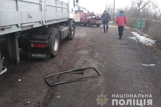 На Николаевщине ВАЗ влетел в припаркованный грузовик, водитель погиб