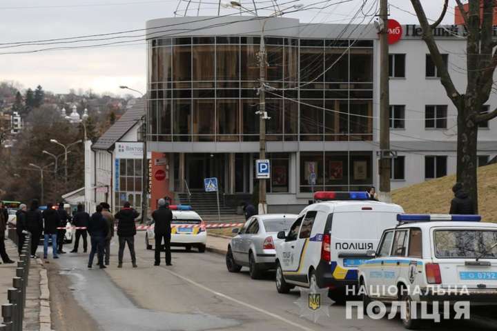 У Вінниці у банку шукають бомбу, евакуювали 50 осіб