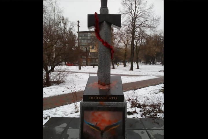 В Киеве вандалы надругались над памятником воинам АТО
