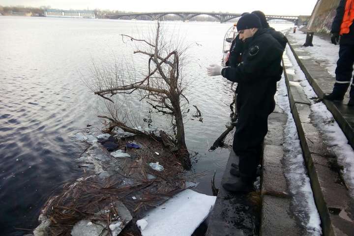 У Дніпрі біля мосту Метро виявлено тіло жінки (фото)