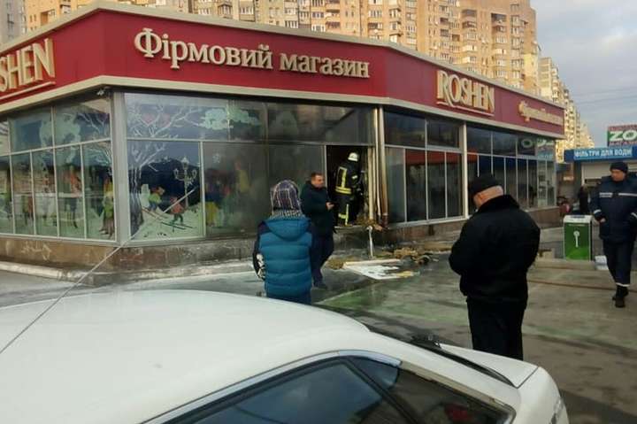 На Осокорках у Києві невідомий підпалив магазин Roshen (фото)