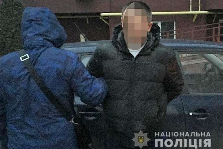 В Киеве таксист ограбил иностранного туриста