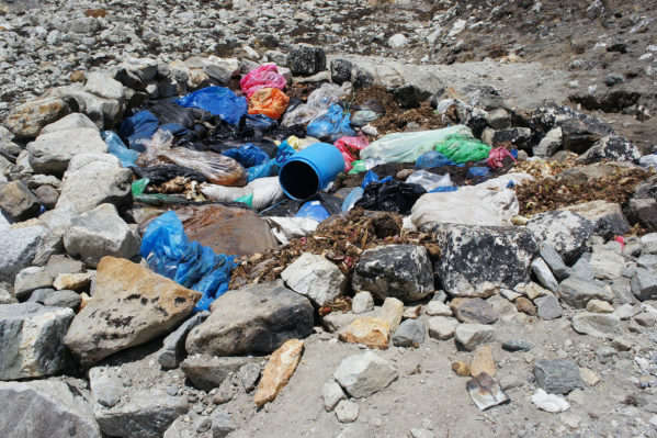 Доступ на гору Еверест частково закрили через сміття