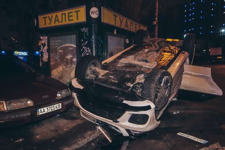 У Києві біля метро «Либідська» Mercedes перекинувся і влетів в туалет