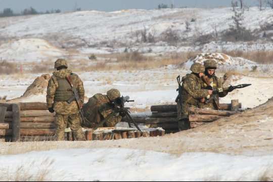 Доба на Донбасі: один військовий загинув і двоє отримали поранення