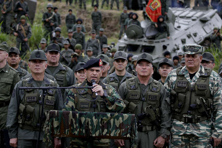 Венесуельські генерали ведуть таємні переговори із опозицією – Болтон