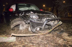  Машина з розбитою підвіскою протягла збитий паркан ще кілька метрів 