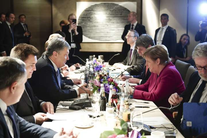 Порошенко – Меркель: Необхідно посилити тиск на Росію