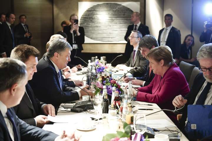 Переговори президента України Петра Порошенка і канцлера Німеччини Ангели Меркель - Порошенко – Меркель: Необхідно посилити тиск на Росію