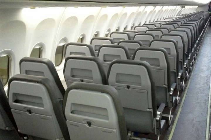Лоукост SkyUp замінить крісла в своїх літаках на більш тонкі
