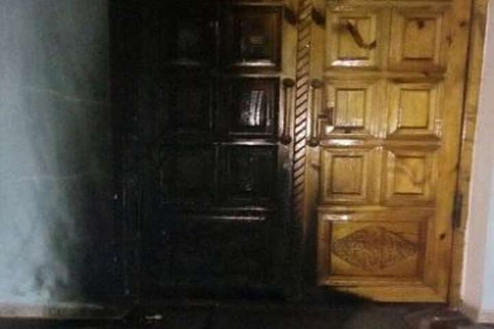 Невідомі підпалили двері старовинного храму у Кривому Розі 
