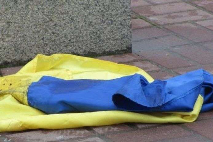 На Житомирщині чоловік вчинив наругу над українським прапором