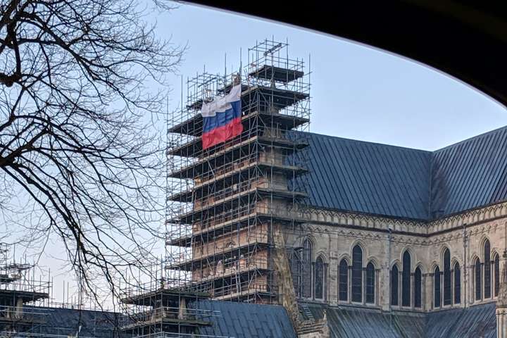 На Солсберійському соборі повісили російський прапор
